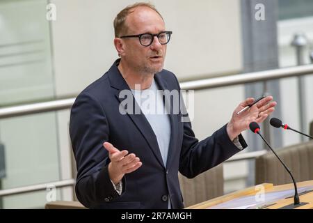 Brüssel, Belgien. 14. Juni 2023. Der flämische Minister für Erziehung, Tierschutz und Sport Ben Weyts hat auf einer Plenartagung des flämischen Parlaments am Mittwoch, den 14. Juni 2023 in Brüssel Gesten gezeigt. BELGA FOTO JONAS ROOSENS Kredit: Belga News Agency/Alamy Live News Stockfoto