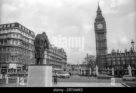 Archivfoto von Anfang 1970er vom Parliament Square, Westminster, mit Churchill Statue und Houses of Parliament. Stockfoto