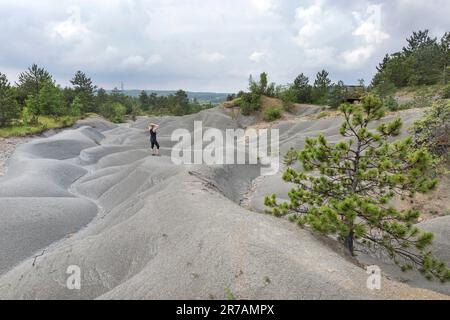 Frau Tourist, die die einzigartige istriische Wüste wie Flysch (Mischung aus Sandstein und Melone) in der Nähe von Buzet, Kroatien, erkundet Stockfoto