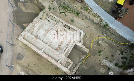 Brandenburg, Deutschland. 14. Juni 2023. Ein spätmittelalterlicher Gewölbekeller aus dem 15. Jahrhundert aus der Vogelperspektive. Während archäologischer Ausgrabungen in Brandenburg an der Havel sind Forscher auf Silbermünzen gestoßen, die bis zu 700 Jahre alt sind. Kredit: Cevin Dettlaff/dpa/Alamy Live News Stockfoto