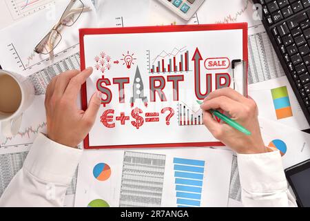 Ein Handwerker, der Geschäftsleute zeichnet, beginnt in der Zwischenablage Stockfoto