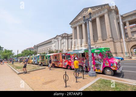 Fast Food und Eiswagen vor dem National Museum of American History Washington DC, USA. Bild: Garyroberts/worldwidefeatures.com Stockfoto