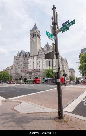 Pennsylvania Avenue mit im Hintergrund dem Waldorf Astoria Hotel, zwischen dem Weißen Haus und dem Kapitolgebäude Washington DC, USA. Bild: Garyroberts Stockfoto