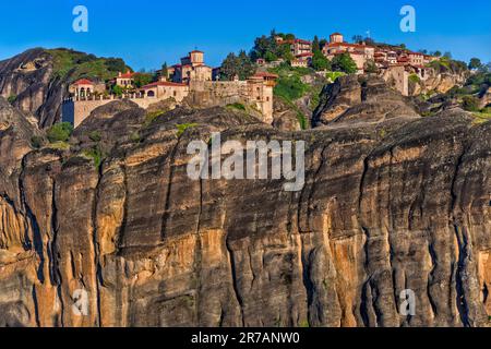 Moni Varlaam (Kloster Varlaam), Megalo Meteoro (Kloster Metamorfosis Sotiros) dahinter, Meteora Felsformationen, Thessalien, Griechenland Stockfoto