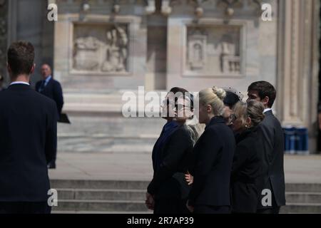 Mailand, Italien. 14/06/2023, The family of Berlusconi, Marina Berlusconi, Pier Silvio Berlusconi, Barbara Berlusconi, Eleonora Berlusconi, Luigi B erlusconi, die Freundin von Marta Fascina, nimmt am 14. Juni 2023 an der Staatsbeerdigung des ehemaligen italienischen Premierministers Silvio Berlusconi im Dom in Mailand, Italien, Teil. Kredit: Tiziano Ballabio Kredit: Tiziano Ballabio/Alamy Live News Stockfoto