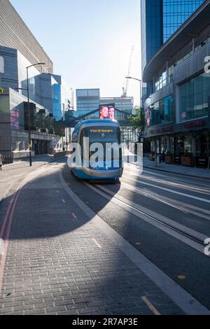 Straßenbahn am frühen Morgen auf der Broad Street in Birmingham, West Midlands England Großbritannien Stockfoto