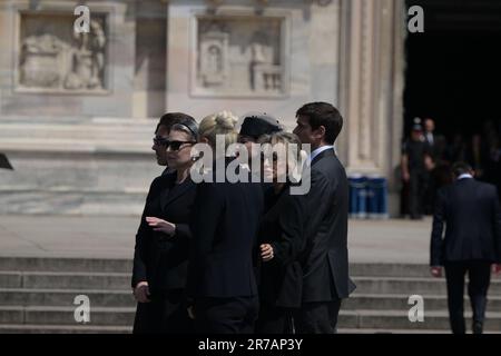 Mailand, Italien. 14/06/2023, The family of Berlusconi, Marina Berlusconi, Pier Silvio Berlusconi, Barbara Berlusconi, Eleonora Berlusconi, Luigi B erlusconi, die Freundin von Marta Fascina, nimmt am 14. Juni 2023 an der Staatsbeerdigung des ehemaligen italienischen Premierministers Silvio Berlusconi im Dom in Mailand, Italien, Teil. Kredit: Tiziano Ballabio Kredit: Tiziano Ballabio/Alamy Live News Stockfoto