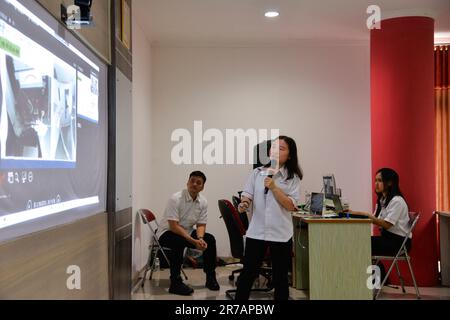 (230614) -- JAKARTA, 14. Juni 2023 (Xinhua) -- Chinesischer Mitarbeiter Liu Shuyuan (C) Dolmetscht für Auszubildende während der ersten Ausbildungskurse für Betriebs- und Wartungspersonal der Hochgeschwindigkeitsbahn Jakarta-Bandung an der indonesischen Eisenbahn Polytechnik in Madiun, OstJava, Indonesien, 20. März 2023. Hier finden derzeit erste Schulungen für das Betriebs- und Wartungspersonal der Hochgeschwindigkeitsbahn Jakarta-Bandung (HSR) statt, die von 173 Indonesiern besucht und online von Experten an weit entfernten chinesischen Eisenbahninstituten unterrichtet werden. Die Kurse begannen Ende Februar mit 3-6 mont Stockfoto