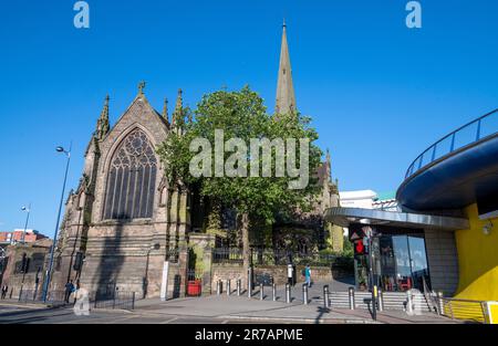 Kirche des Hl. Martin und der Stierkampfarena in Birmingham, West Midlands England UK Stockfoto