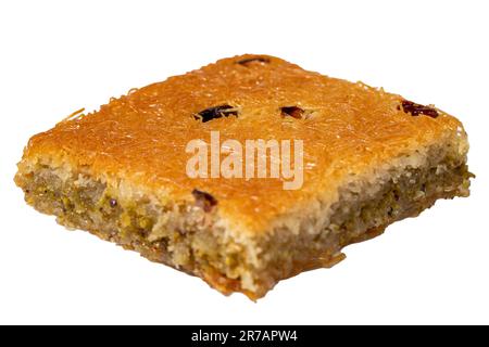 Pistazien-Kadayif. Kadayif-Dessert isoliert auf weißem Hintergrund. Türkische Köstlichkeiten. Schließen Stockfoto