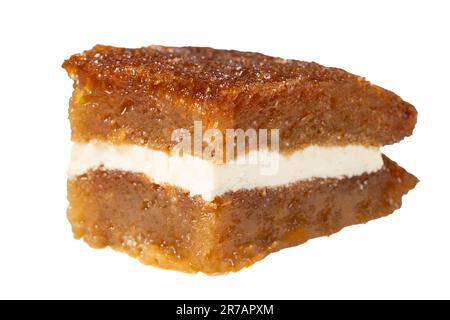 Brot Kadayif mit Sahne. Brot Kadayif gefüllt mit Sahne in der Mitte. Traditionelle türkische Köstlichkeiten. Schließen. Lokaler Name: Ekmek kadayifi Stockfoto