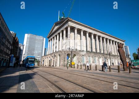 Straßenbahn am Rathaus in Birmingham City, West Midlands England, Großbritannien Stockfoto