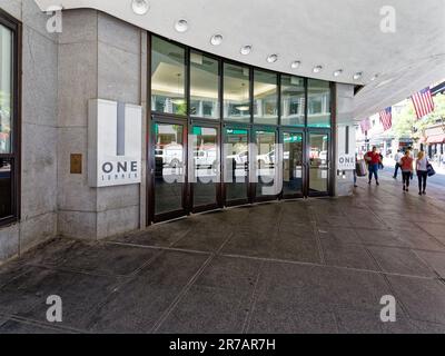 Die SE-Ecke von Macy's, 1951 als Jordan Marsh Department Store an der Kreuzung von Washington Street und Summer Street im Stadtzentrum von Boston erbaut. Stockfoto