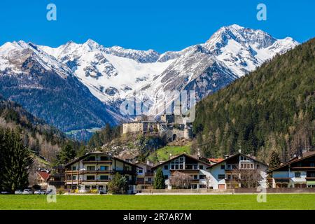 Mittelalterliche Burg Taufers mit den schneebedeckten Zillertall-Alpen im Hintergrund, Sand in Taufers-Campo Tures, Trentino-Alto Adige/Sudtirol, Italien Stockfoto