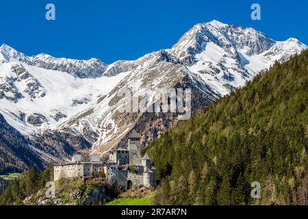 Mittelalterliche Burg Taufers mit den schneebedeckten Zillertall-Alpen im Hintergrund, Sand in Taufers-Campo Tures, Trentino-Alto Adige/Sudtirol, Italien Stockfoto