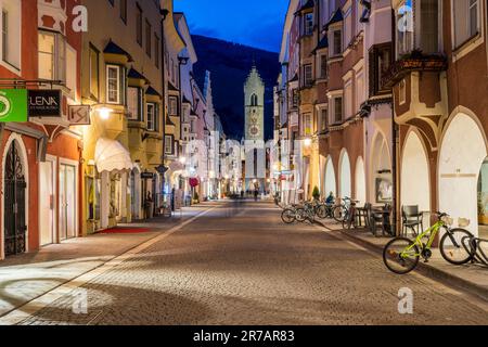 Nachtsicht auf die Hauptstraße mit dem mittelalterlichen Zwolferturm im Hintergrund, Sterzing-Vipiteno, Trentino-Alto Adige/Sudtirol, Italien Stockfoto