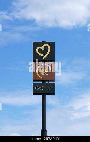 Grodno, Belarus - 06.13.2023: Logo Mak.by . Hamburger Fast-Food-Restaurantkette, die die Kette McDonald's in Weißrussland ersetzt hat. Stockfoto