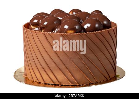 Schokoladengetränkter Profiteroles Geburtstagskuchen. Schokoladenkuchen isoliert auf weißem Hintergrund Stockfoto