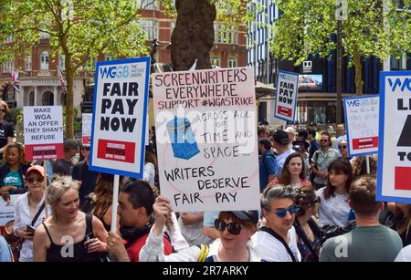 London, England, Großbritannien. 14. Juni 2023. Britische Drehbuchautoren und Mitglieder der britischen Schriftstellergilde (WGGB) veranstalten eine Kundgebung auf dem Leicester Square in Solidarität mit markanten Drehbuchautoren in den USA. (Kreditbild: © Vuk Valcic/ZUMA Press Wire) NUR REDAKTIONELLE VERWENDUNG! Nicht für den kommerziellen GEBRAUCH! Stockfoto