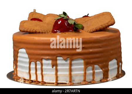 Karamellcreme-Kuchen. Geburtstagskuchen oder Festtagskuchen. Kekse und Karamellcreme, isoliert auf weißem Hintergrund. Schließen Stockfoto