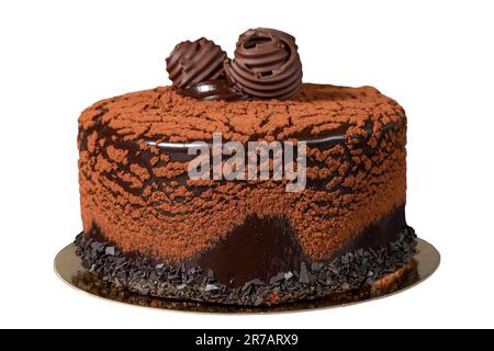 Schokoladenkuchen. Geburtstagskuchen oder Festtagskuchen. Kuchen mit Kakao und Schokoladencreme isoliert auf weißem Hintergrund. Stockfoto