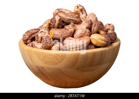 Kaschu-Nüsse isoliert auf weißem Hintergrund. Geröstete Kaschu-Nüsse mit Schale in Holzschüssel. Superfood. Vegetarisches Speisenkonzept. Gesunde Snacks. Schließen Stockfoto