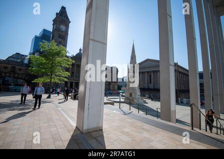 Sonniger Tag am Chamberlain Square in Birmingham, West Midlands England Großbritannien Stockfoto