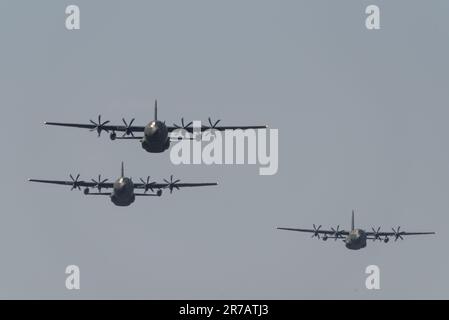 RAF Mildenhall, Suffolk, Großbritannien. 14. Juni 2023. Die RAF setzt Ende Juni ihre Transportflugzeuge des Typs Lockheed C-130 Hercules in den Ruhestand und hat 3 Flugzeuge organisiert, die verschiedene mit ihrer Geschichte verbundene Orte überqueren. Die C-130-Transporte kamen 1966 in den RAF-Dienst und verschiedene Modelle waren seitdem ein Arbeitspferd für die RAF-Staffeln bei Aktionen auf der ganzen Welt, einschließlich friedenserhaltender und humanitärer Operationen – wie die Evakuierungen aus dem Sudan im Mai. Die Flypast der C-130J-Varianten passierte tief über RAF Mildenhall in loser Formation in Hitzeschlag Stockfoto