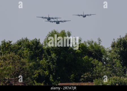 RAF Mildenhall, Suffolk, Großbritannien. 14. Juni 2023. Die RAF setzt Ende Juni ihre Transportflugzeuge des Typs Lockheed C-130 Hercules in den Ruhestand und hat 3 Flugzeuge organisiert, die verschiedene mit ihrer Geschichte verbundene Orte überqueren. Die C-130-Transporte kamen 1966 in den RAF-Dienst und verschiedene Modelle waren seitdem ein Arbeitspferd für die RAF-Staffeln bei Aktionen auf der ganzen Welt, einschließlich friedenserhaltender und humanitärer Operationen – wie die Evakuierungen aus dem Sudan im Mai. Die Flypast der C-130J-Varianten passierte tief über RAF Mildenhall in loser Formation in Hitzeschlag Stockfoto