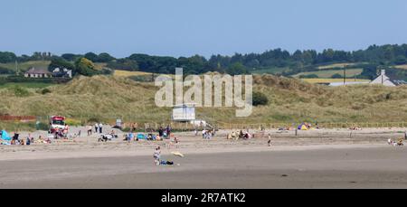 Tyrella, County Down, Nordirland, Großbritannien. 14. Juni 2023. Wetter im Vereinigten Königreich – die Hitzewelle hält in Teilen Nordirlands an. Ein weiterer Tag mit heißer Sonne, Temperaturen bis in die Zwanziger Jahre an der Küste und klarem blauen Himmel, alle genossen diejenigen, die heute am Tyrella Beach sind. Kredit: CAZIMB/Alamy Live News. Stockfoto