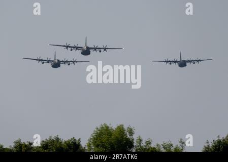 RAF Mildenhall, Suffolk, Großbritannien. 14. Juni 2023. Die RAF setzt Ende Juni ihre Transportflugzeuge des Typs Lockheed C-130 Hercules in den Ruhestand und hat 3 Flugzeuge organisiert, die verschiedene mit ihrer Geschichte verbundene Orte überqueren. Die C-130-Transporte kamen 1966 in den RAF-Dienst und verschiedene Modelle waren seitdem ein Arbeitspferd für die RAF-Staffeln bei Aktionen auf der ganzen Welt, einschließlich friedenserhaltender und humanitärer Operationen – wie die Evakuierungen aus dem Sudan im Mai. Die Flypast der C-130J-Varianten passierte tief über RAF Mildenhall in loser Formation in Hitzeschlag Stockfoto