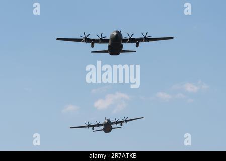 RAF Mildenhall, Suffolk, Großbritannien. 14. Juni 2023. Die RAF setzt Ende Juni ihre Transportflugzeuge des Typs Lockheed C-130 Hercules in den Ruhestand und hat 3 Flugzeuge organisiert, die verschiedene mit ihrer Geschichte verbundene Orte überqueren. Die C-130-Transporte kamen 1966 in den RAF-Dienst und verschiedene Modelle waren seitdem ein Arbeitspferd für die RAF-Staffeln bei Aktionen auf der ganzen Welt, einschließlich friedenserhaltender und humanitärer Operationen – wie die Evakuierungen aus dem Sudan im Mai. Die Flypast der C-130J-Varianten passierte tief über RAF Mildenhall in loser Formation in Hitzeschlag Stockfoto