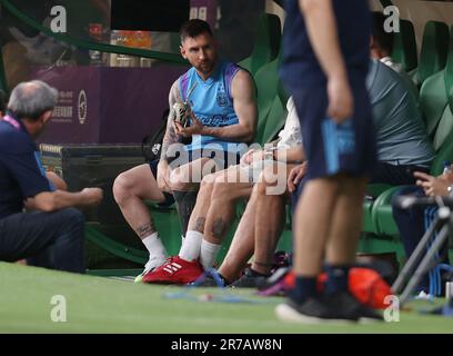 Peking, China. 14. Juni 2023. Der argentinische Lionel Messi (2. l) wird während eines Trainings vor einem internationalen Freundschaftsspiel zwischen Argentinien und Australien im Workers' Stadium in Peking, Hauptstadt von China, am 14. Juni 2023 gesehen. Kredit: Jia Haocheng/Xinhua/Alamy Live News Stockfoto