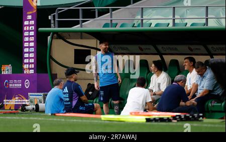 Peking, China. 14. Juni 2023. Der argentinische Lionel Messi (3. l) wird während eines Trainings vor einem internationalen Freundschaftsspiel zwischen Argentinien und Australien im Workers' Stadium in Peking, Hauptstadt von China, am 14. Juni 2023 gesehen. Kredit: Wang Lili/Xinhua/Alamy Live News Stockfoto