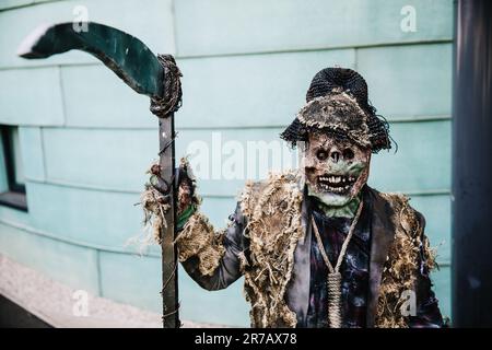 HARROGATE, GROSSBRITANNIEN - 3. JUNI 2023. Ein männlicher Cosplayer, verkleidet als gruselige Vogelscheuche oder Kreatur mit einem Sythe bei einem britischen Comic-Trick Stockfoto