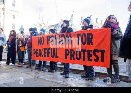 Die Teilnehmer versammeln sich zu einer Just Stop Oil Rallye am Parliament Square im Zentrum von London. Stockfoto