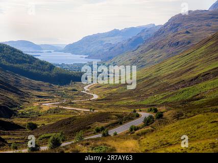 Helle und sonnige schottische Berglandschaft von Munro in Schottland mit üppigem grünen Gras Stockfoto