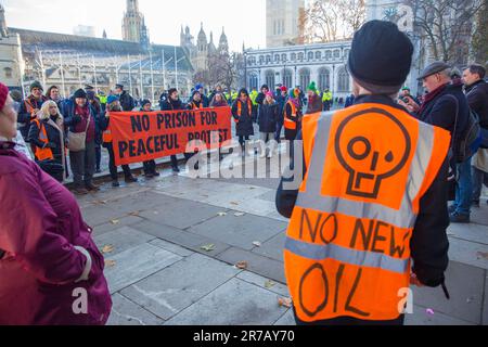 Die Teilnehmer versammeln sich zu einer Just Stop Oil Rallye am Parliament Square im Zentrum von London. Stockfoto