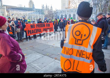 Die Teilnehmer versammeln sich zu einer Just Stop Oil Rallye am Parliament Square im Zentrum von London. Stockfoto