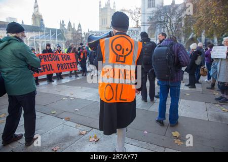 Die Teilnehmer versammeln sich zu einer Just Stop Oil Rallye am Parliament Square im Zentrum von London. Stockfoto
