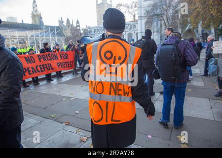 Die Teilnehmer versammeln sich zu einer Just Stop Oil Rallye am Parliament Square im Zentrum von London. Stockfoto