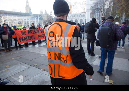 Die Teilnehmer versammeln sich zu einer Just Stop Oil Rallye am Parliament Square im Zentrum von London. Stockfoto