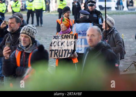 Die Teilnehmer versammeln sich zu einer Just Stop Oil Rallye am Parliament Square im Zentrum von London. Stockfoto