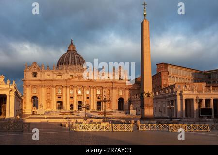 Vatikanstadt, Rom, Italien. Stadtbild des beleuchteten Petersdoms und des St. Petersplatz, Vatikanstadt, Rom, Italien bei Sonnenaufgang. Stockfoto