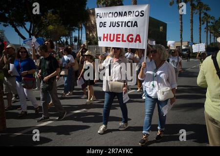 Malaga, Spanien. 14. Juni 2023. Demonstranten halten ein Banner, während sie während der Demonstration durch die Straße marschieren. Dutzende von Demonstranten fordern von der spanischen Regierung und dem Justizministerium, ihre Arbeits- und Gehaltsbedingungen zu verbessern und ebenso wie Richter, Staatsanwälte und Anwälte fair behandelt zu werden. In den letzten zehn Wochen gab es mehrere Zusammenkünfte und Proteste unter der Leitung der Justizverwaltung in Malaga. Kredit: SOPA Images Limited/Alamy Live News Stockfoto