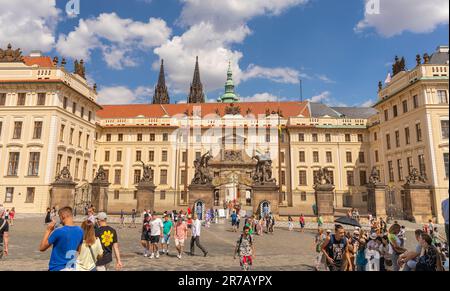 HRADCANY, PRAG, TSCHECHISCHE REPUBLIK, EUROPA - Touristen am Westtor zur Prager Burg, auf dem Hradcany Platz. Stockfoto