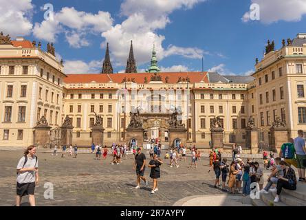 HRADCANY, PRAG, TSCHECHISCHE REPUBLIK, EUROPA - Touristen am Westtor zur Prager Burg, auf dem Hradcany Platz. Stockfoto