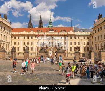 HRADCANY, PRAG, TSCHECHISCHE REPUBLIK, EUROPA - Touristen am Westtor zur Prager Burg, auf dem Hradcany Platz. Stockfoto