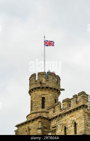 Zwei Damen auf dem Lincoln Castle Observatoriumsturm, Castle Hill, Lincoln City, Lincolnshire, England, UK Stockfoto