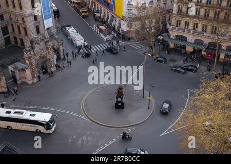 Kreisverkehr mit Bärenstatue auf dem Boulevard Haussmann in Paris, Frankreich. 25. März 2023. Stockfoto